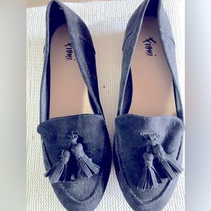 Suede Fioni black casual flats with tassel, size 8